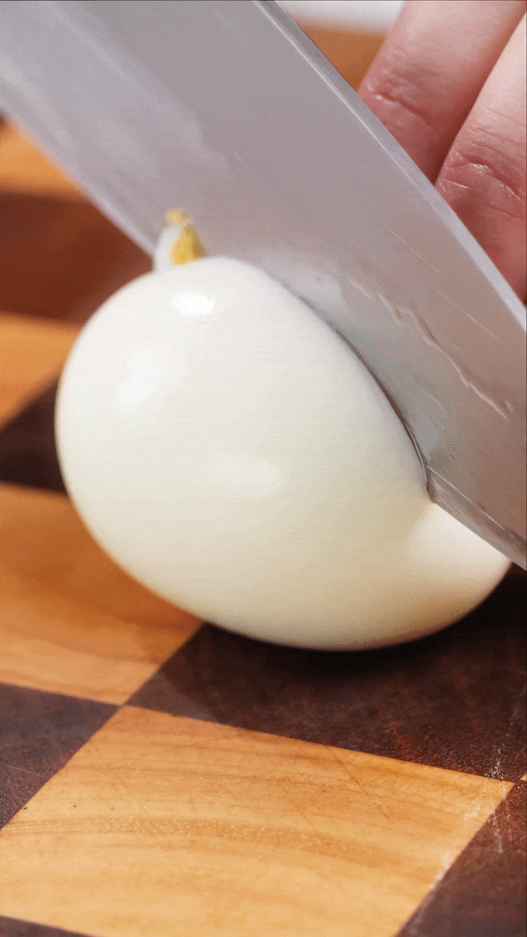 雞蛋煮熟，改刀備用