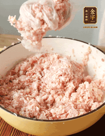 肉丁、咸肉丁、一丟丟鹽、料酒拌勻，反復(fù)摔打上勁。接著加入1兩蔥姜水，反復(fù)拌勻摔打上勁。前后共加3遍。3遍后筍丁，接著反復(fù)摔打上勁。最后加入1個蛋清、3茶匙生粉拌勻摔打上勁