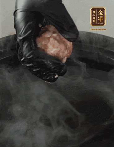 獅子頭摔打至圓潤牢固，等水煮開后，放獅子頭