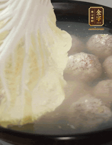 等獅子頭浮起來時再加白菜蓋。小火慢燉2小時