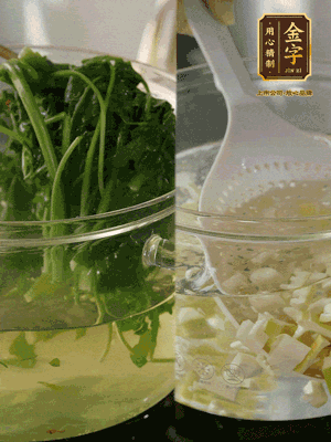 春筍切丁焯水；薺菜加鹽焯水，過涼水后切成細末