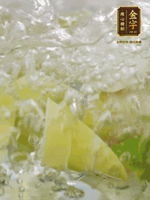 春筍沿著外皮豎著淺劃一刀，剝下外殼，切掉尾部的老根，切滾刀塊。簡單焯水去澀味。