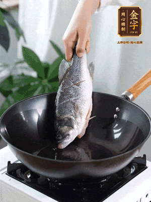 熱油，加1大勺豬油、姜片，再下鱸魚，煎至定型后翻面。（加點(diǎn)豬油，燉出的魚湯更容易變?yōu)榍逅哪贪咨＃?>
					</div>
					<span>步驟 3/6</span>
					<p>熱油，加1大勺豬油、姜片，再下鱸魚，煎至定型后翻面。（加點(diǎn)豬油，燉出的魚湯更容易變?yōu)榍逅哪贪咨?。?/p>
				</li><li>
					<div   id=