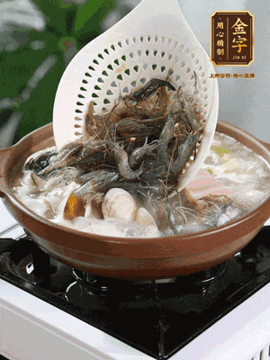 最后加一把蛤蜊、一把河蝦燜2分鐘，放一點(diǎn)白胡椒粉調(diào)味，撒上蔥花點(diǎn)綴！