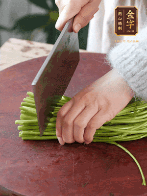 正嫩的藜蒿，掐頭去除根部，切小段