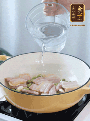 倒入熱水，加絲瓜、腐竹