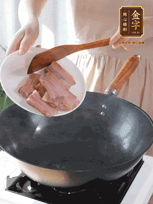 豬油熱鍋，下咸肉煸香，再下蔥姜提鮮