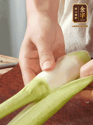 茭白去皮切絲，下鍋稍稍汆燙一下瀝干。