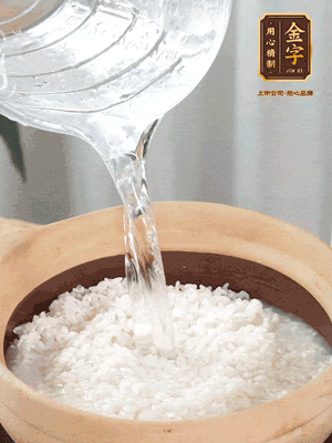 倒入浸泡30分鐘的米，中火煮開后轉(zhuǎn)小火。