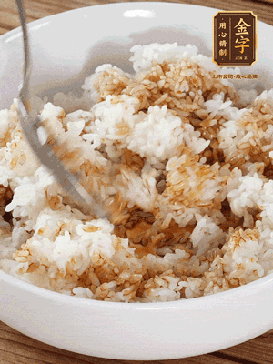 隔夜米飯加入生抽、芝麻油攪拌均勻