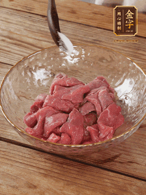 牛肉切丁，加黑胡椒海鹽、橄欖油腌10分鐘