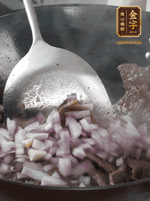 橄欖油熱鍋，牛肉丁炒至焦香狀態(tài)，下洋蔥丁翻炒出香味