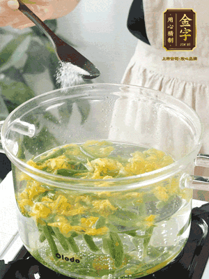 水開后，加鹽、黃瓜花焯水30秒