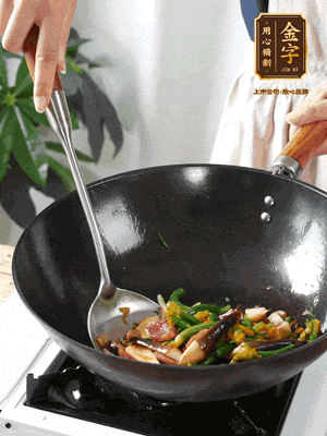 煸香蒜末，下香腸翻炒均勻，再依次下雞縱菌、黃瓜花