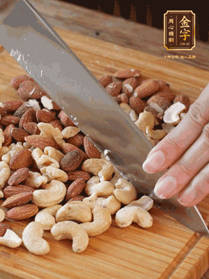 熟堅(jiān)果切成大顆粒，加入杏仁片、白芝麻、火腿絲、熟糯米粉、玫瑰花醬、花生油、水怡攪拌均勻，捏成52g一個(gè)的小球