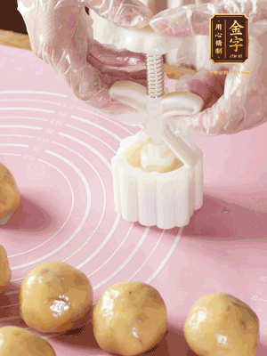 收緊虎口搓圓，裹上一層面粉，放入模具壓一壓