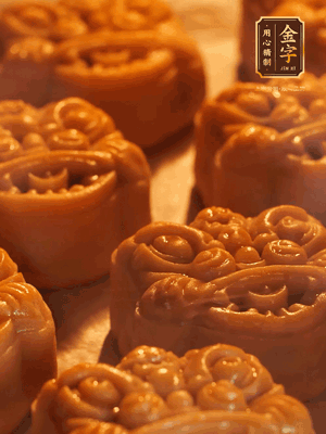 表面噴上水，烤箱預(yù)熱至190℃，170℃烤10分鐘