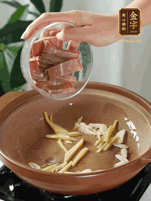 姜絲煸香后放火腿翻炒，加開水燉煮10分鐘
