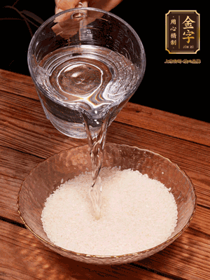 大米提前浸泡30分鐘。干香菇泡發(fā)切成條；蝦米提前浸泡2小時(shí)