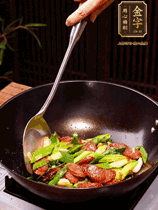 油熱下香腸炒至兩面微焦，下姜蒜、干辣椒、小米椒碎爆香