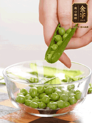 處理食材，藕切片，豌豆剝殼，菱角剝殼， 依次焯水