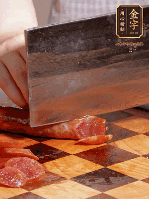 金字香腸煮熟，切片