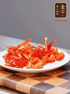 藕帶洗凈，斜切成小段備用、姜切絲、蒜切片、辣椒斜切，再切少許蒜