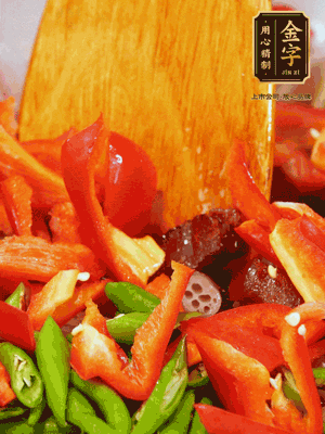 油熱后放入蒜末，下醬油肉煸香