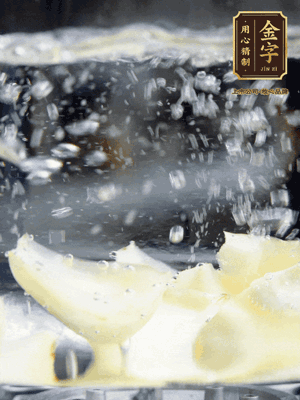 燒開一鍋水，甜豆米、百合燙10秒