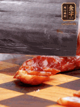 處理食材：香腸切片，土豆切塊、胡蘿卜切丁、豆角切段