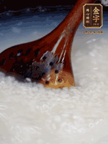 大米淘洗干凈，水開(kāi)放入大米，煮3分鐘，煮到用手可以掐斷大米，撈出瀝干備用