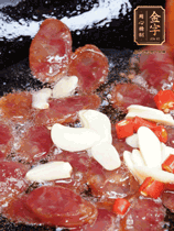 香腸煸香，加大蒜、小米辣增加香味