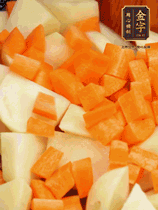 加土豆、胡蘿卜翻炒，隨后加入豆角、1勺鹽、1勺生抽、1勺蠔油、半勺老抽煸炒均勻