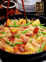 加水，沒(méi)過(guò)大部分食材。把瀝干水分的米飯均勻地鋪在上面，筷子戳幾個(gè)洞