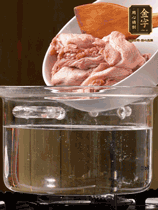 麻鴨切塊，冷水下鍋，加蔥姜、料酒焯水。撈出溫水洗凈