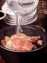 所有食材放入電飯鍋，加2勺料酒，足量的開水，按煲湯鍵煮湯