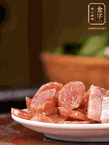 金字咸肉、金字香腸煮熟。咸肉切條、香腸切片備用。