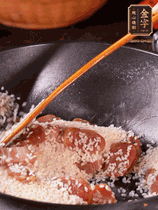 咸肉香腸下鍋煸出油脂香味，倒入洗凈的大米攪拌