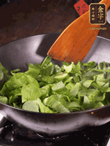 上海青切碎，用豬油炒到半熟