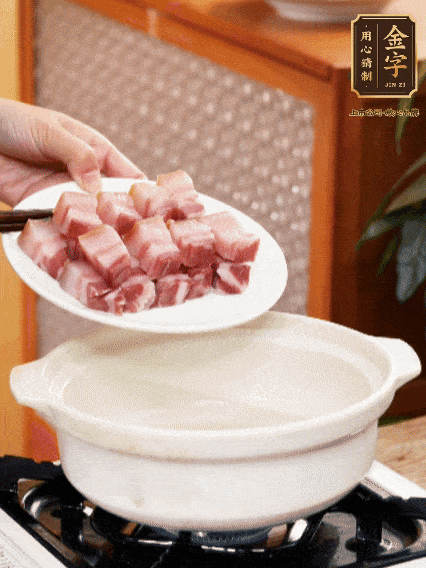 鍋內(nèi)倒油，下咸肉微微煸炒，再放排骨炒一下