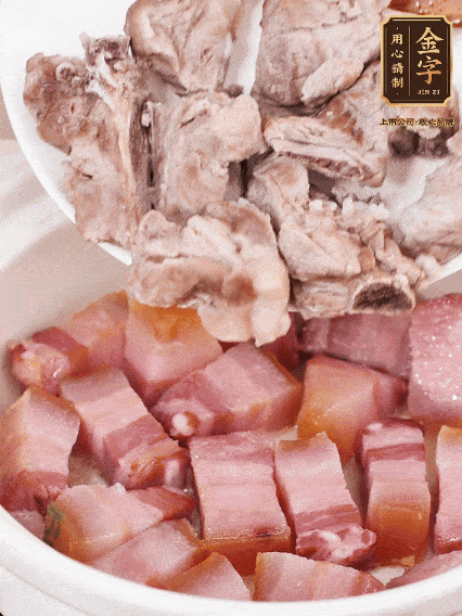 倒入開水燉煮，大火燒開后轉(zhuǎn)小火