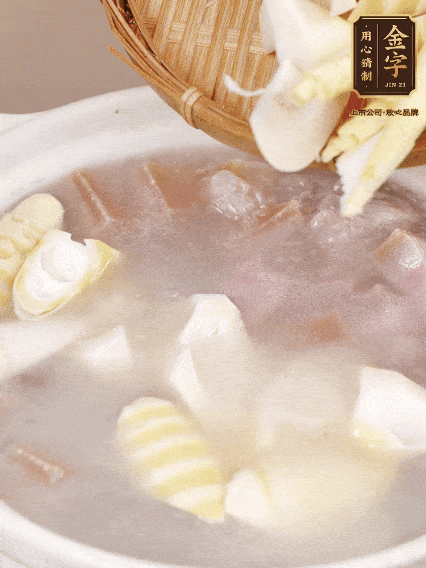 小火燉20分鐘后，放入春筍燉15分鐘