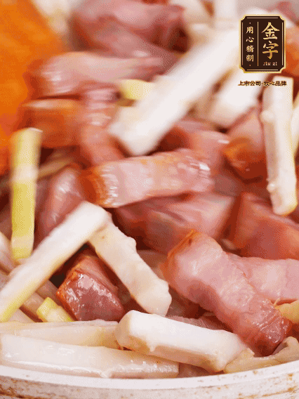 少許油煸香咸肉，下春筍翻炒均勻