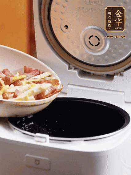 和洗凈的大米一起倒入電飯煲，攪拌均勻。水剛好沒過大米