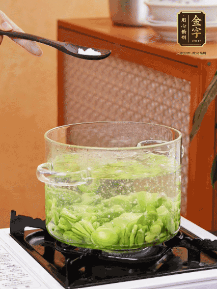 蠶豆剝?nèi)ネ鈿?，加鹽焯水30秒