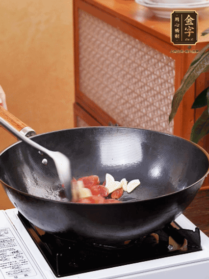 熱油，香腸微微煸出香味，加蒜片、小米辣