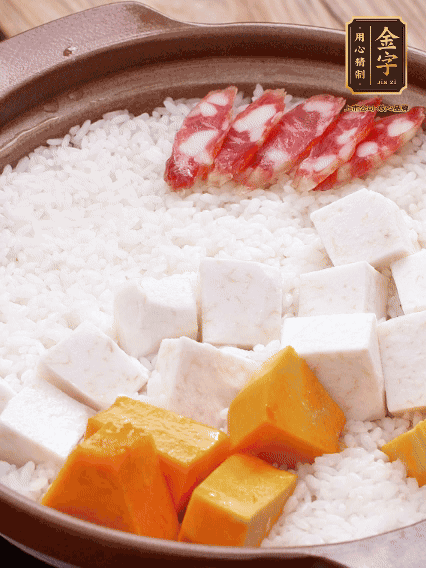 砂鍋涂油，放入泡好的大米。鋪上芋頭、南瓜，倒入開水剛好沒(méi)過(guò)，中火煮到水收干