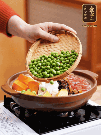 再鋪上臘腸、醬油肉、豌豆，小火煲6分鐘