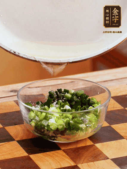 姜末、蔥末加鹽，潑熱油做成蔥姜醬