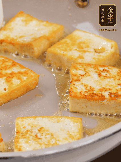 豆腐切片，兩面煎一下備用；春筍切段